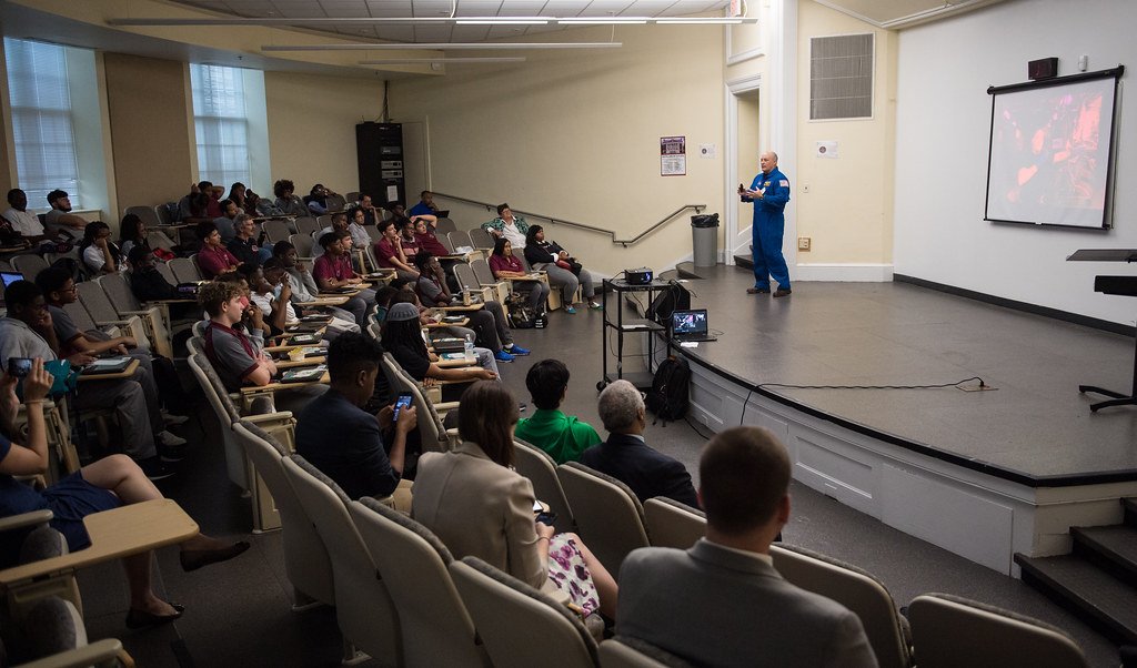 Astronaut Scott Tingle at McKinley Technology High School (NHQ201809140003)